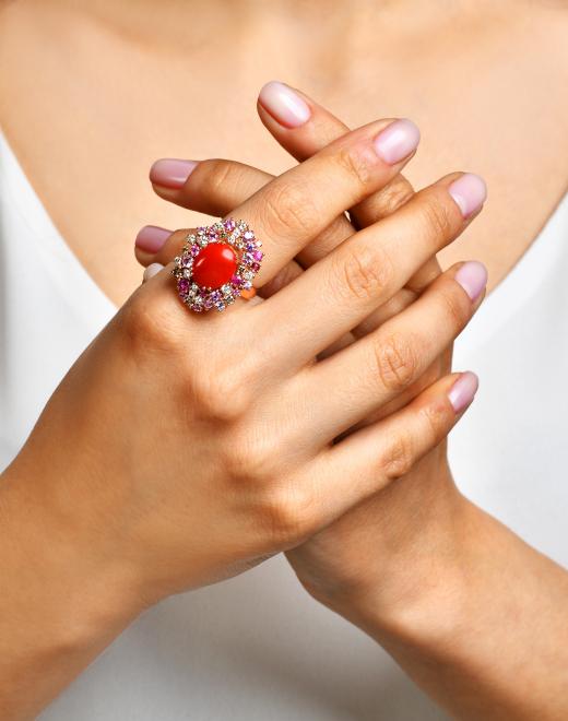 Kırmızı mercan ve pembe safir yüzük